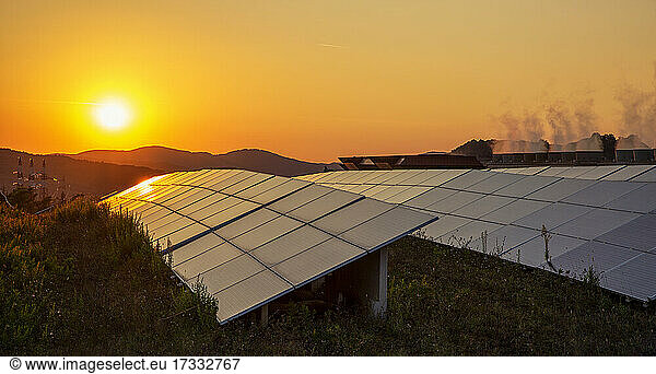 Sonnenuntergang über dem Solarpark