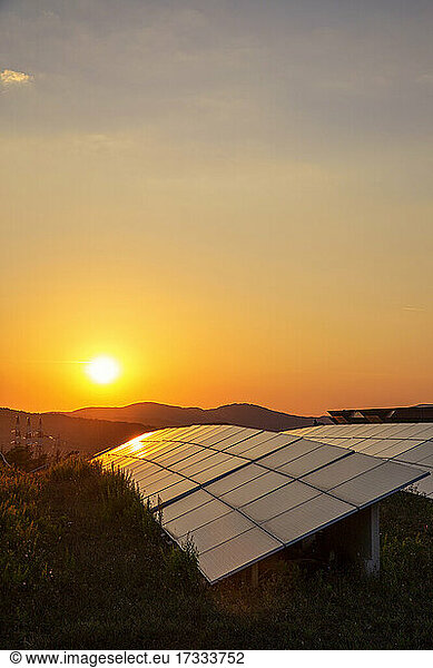 Sonnenuntergang über dem Solarpark