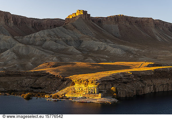 Sonnenuntergang über den tiefblauen Seen des Band-E-Amir-Nationalparks  Afghanistan  Asien