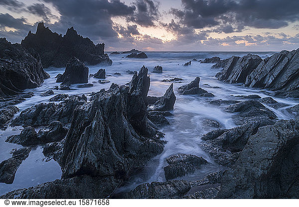 Sonnenuntergang über der dramatischen Küste von North Devon  Devon  England  Vereinigtes Königreich  Europa