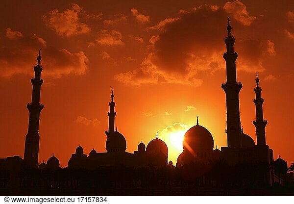 Sonnenuntergang über der Großen Moschee von Sheikh Zayed  Abu Dhabi  Vereinigte Arabische Emirate.