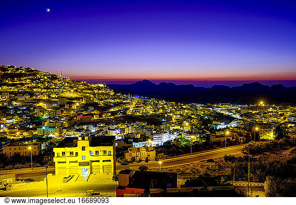 Sonnenuntergang über der Stadt Wadi Musa  Jordanien
