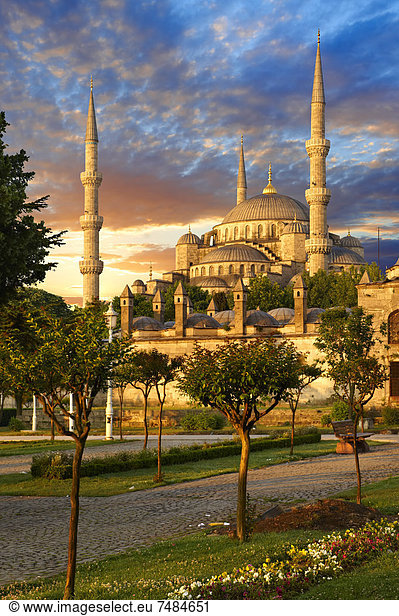 Sonnenuntergang über der Sultan-Ahmed-Moschee  Sultanahmet Camii oder Blaue Moschee  Istanbul  Türkei