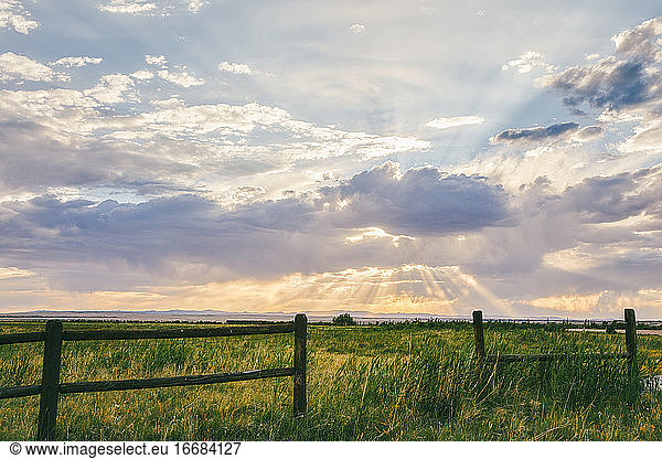 Sonnenuntergang über einem Feld mit Zaun auf einem Road Trip durch Meadow  Utah.