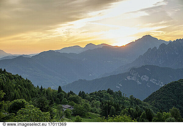 Sonnenuntergang über einer Bergkette am Idrosee  Lombardei  Italien