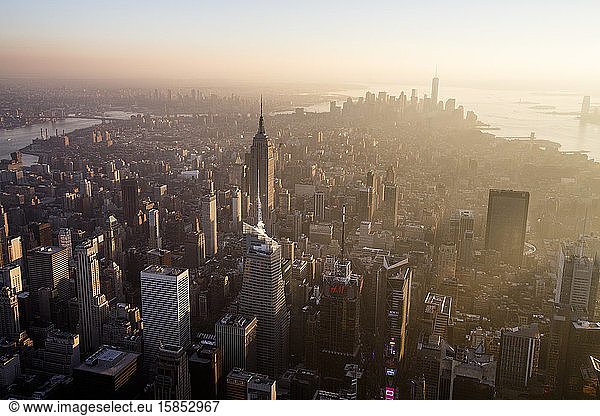 Sonnenuntergang über Manhattan und dem Empire State Building  New York City