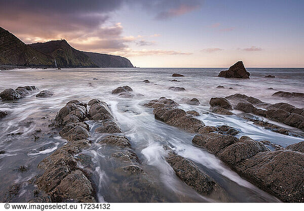 Sonnenuntergang über Mouthmill Beach an der Küste von North Devon  Devon  England  Vereinigtes Königreich  Europa