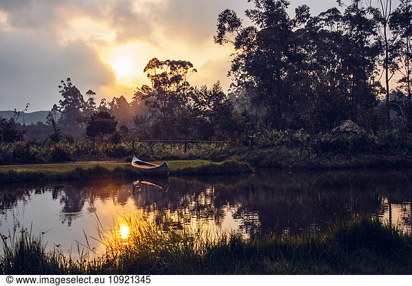 Sonnenuntergang über ruhigem Dschungel  Madagaskar