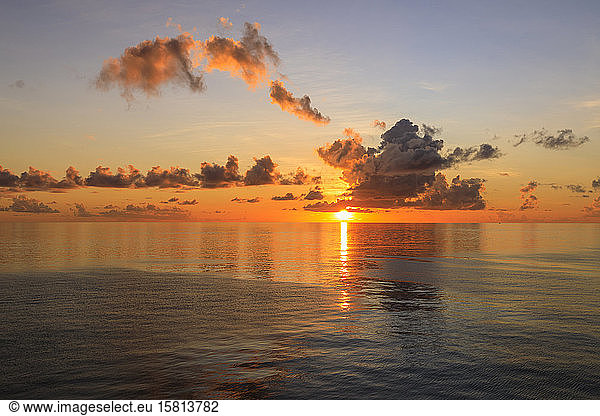 Sonnenuntergang über schöner ruhiger See  interessante Wolken  leuchtende Farben  St. Kitts  St. Kitts und Nevis  Leeward Inseln  Westindien  Karibik  Mittelamerika