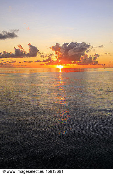 Sonnenuntergang über schöner ruhiger See  interessante Wolken  leuchtende Farben  St. Kitts  St. Kitts und Nevis  Leeward Islands  Westindische Inseln  Karibik  Mittelamerika