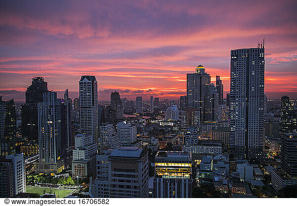 Sonnenuntergang über Thailands geschäftiger Hauptstadt Bangkok