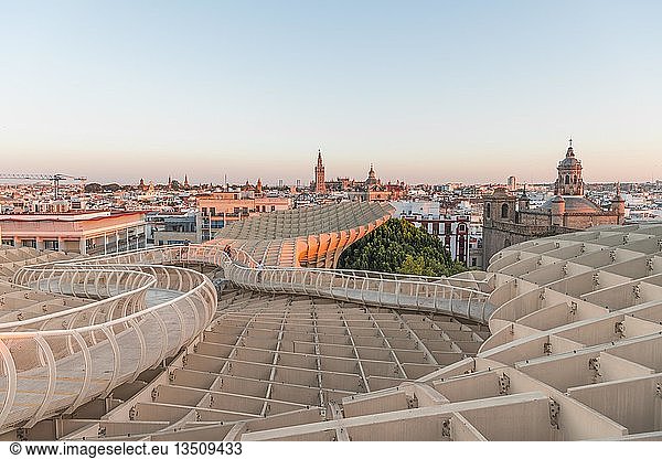 Sonnenuntergang Blick über die Stadt La Giralda und Iglesia del Salvador Moderne Architektur Metropol Parasol gebogene Holzkonstruktion Plaza de la Encarnacion Sevilla Andalusien Spanien Europa