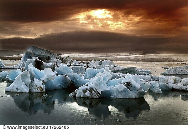 Sonnenuntergang  Eisberge  treibende Eisbrocken  Gletschereis  Gletscher  kalbender Gletscher  Gletscherlagune  Gletschersee  Gletscherlagune Jökulsárlon  Vatnajökull Gletscher  Südküste  Island  Europa