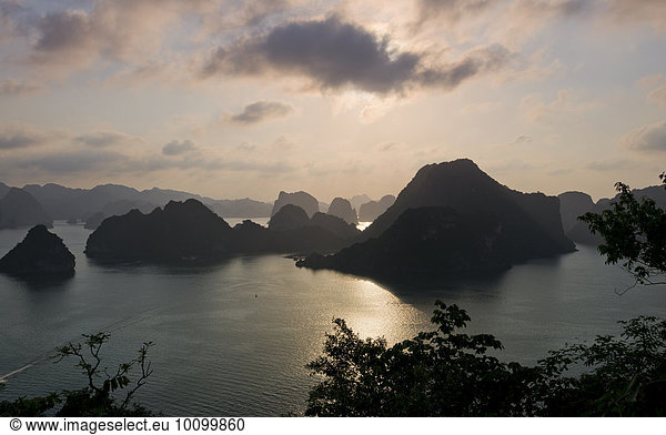 Sonnenuntergang  Halong Bucht oder Vinh Ha Long  Kalkstein-Felsen  UNESCO Weltnaturerbe  Golf von Tonkin  Nordvietnam  Vietnam  Asien