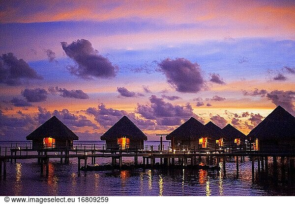 Sonnenuntergang im Hotel Le Meridien auf der Insel Tahiti  Französisch-Polynesien  Tahiti Nui  Gesellschaftsinseln  Französisch-Polynesien  Südpazifik.