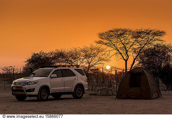 Sonnenuntergang im Okaukuejo Rest Camp  Etosha National Park; Kunene Region  Namibia