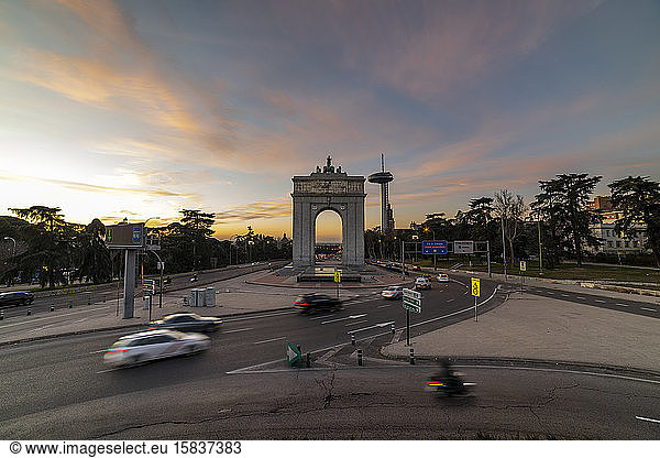 Sonnenuntergang im Siegesbogen von Madrid
