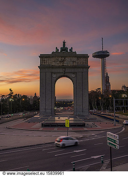 Sonnenuntergang im Siegesbogen von Madrid