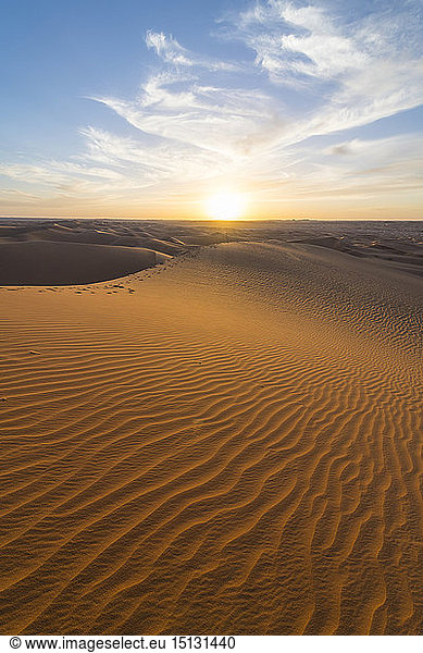 Sonnenuntergang in den riesigen Sanddünen der Sahara-Wüste  Timimoun  Westalgerien  Nordafrika  Afrika
