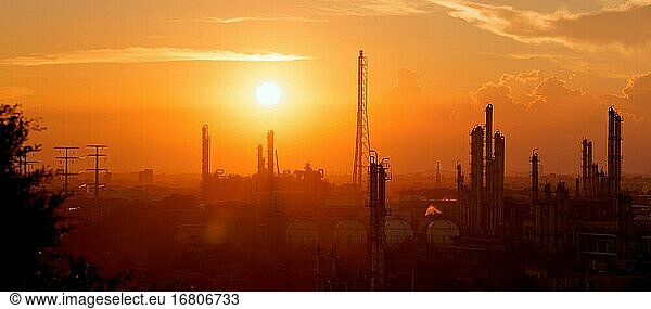 Sonnenuntergang in einer petrochemischen Anlage