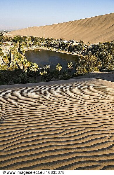 Sonnenuntergang in Huacachina  einem von Sanddünen umgebenen Oasendorf in der Wüste  Region Ica  Peru
