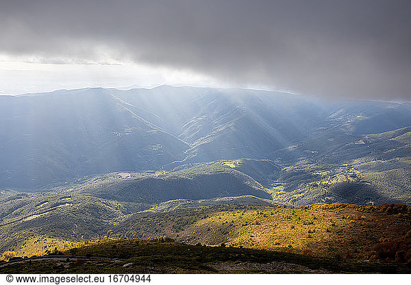 Sonnenuntergang Licht in einem spanischen Montseny Berg im Herbst Zeit. Sonnenstrahlen Licht.