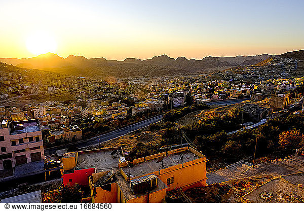 Sonnenuntergang mit Blick auf die Stadt Wadi Musa  mit Petra in der Ferne