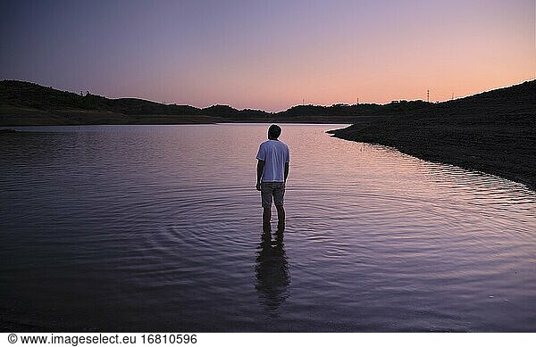 Sonnenuntergang mit Mann  der den Pantano del And?valo de Huelva beobachtet  Andalusien  Spanien  Europa.