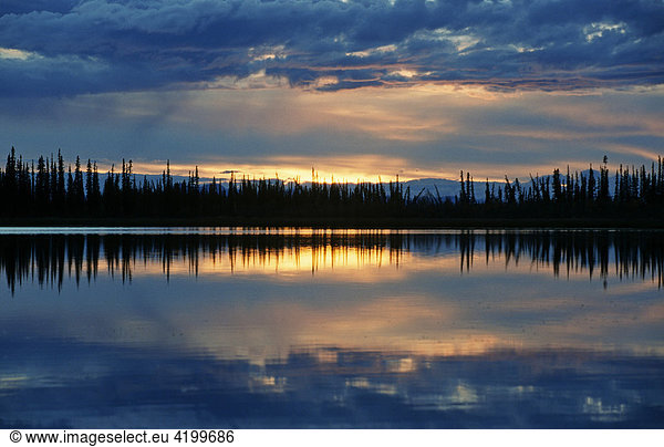 Sonnenuntergang reflektiert sich in einem See - Südost Alaska