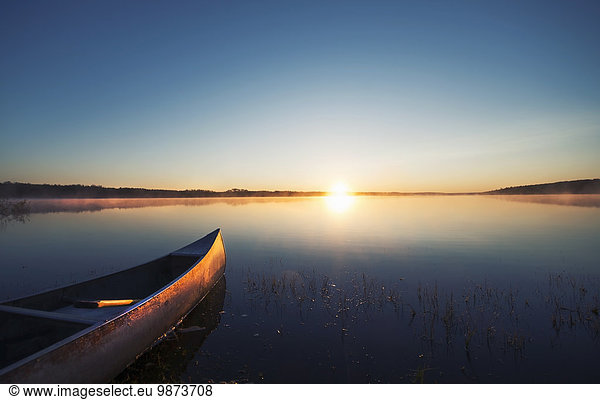Sonnenuntergang Ruhe See Kanu flach