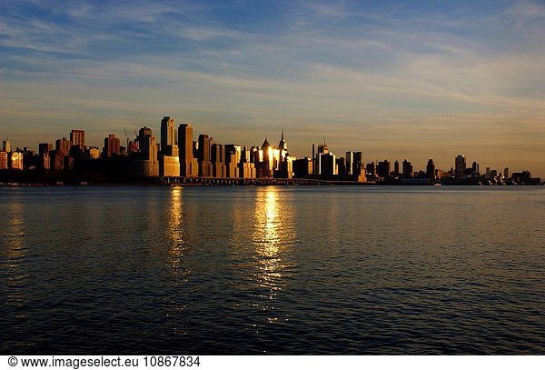 Sonnenuntergangsansicht von Manhattan  New York City  USA