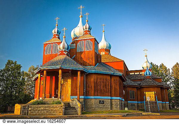 Sonnenuntergangsglühen auf der St. Unschuldig Russisch-Orthodoxen Kathedrale  Süd-Zentral-Alaska im Sommer; Anchorage  Alaska  Vereinigte Staaten von Amerika