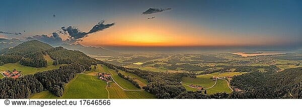 Sonnenuntergangspanorama im südlichen Voralpenland am Chiemsel  Drohnenfoto von der tollen Urlaubsregion in Bayern  Deutschland  Europa