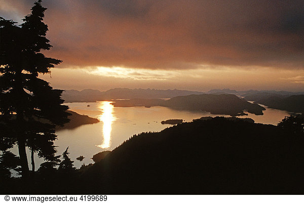 Sonnenuntergangsstimmung über den Fjorden - Südost Alaska  USA