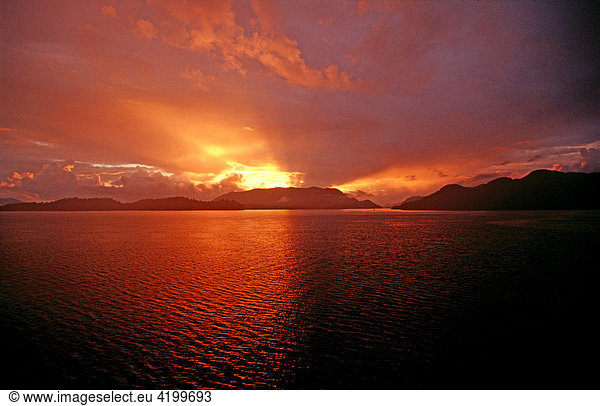 Sonnenuntergangsstimmung über den Fjorden - Südost Alaska  USA