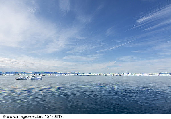 Sonnige weite blaue Meereslandschaft Blick Atlantischer Ozean Grönland
