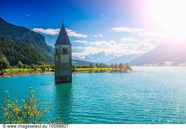 Sonniger Kirchturm im See  Trentino Südtirol  Italien