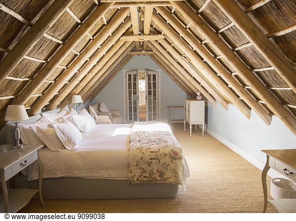 Sonniges  luxuriöses Dachgeschoss-Schlafzimmer