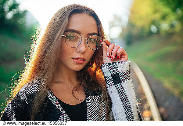 sonniges Porträt junge Frau mit Brille
