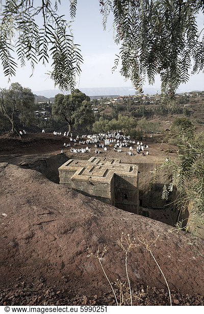 Sonntagsmesse wird an die Felskirchen Kirche von Bet Giyorgis (St. Georg), gefeiert, in Lalibela, UNESCO Weltkulturerbe, Äthiopien, Afrika