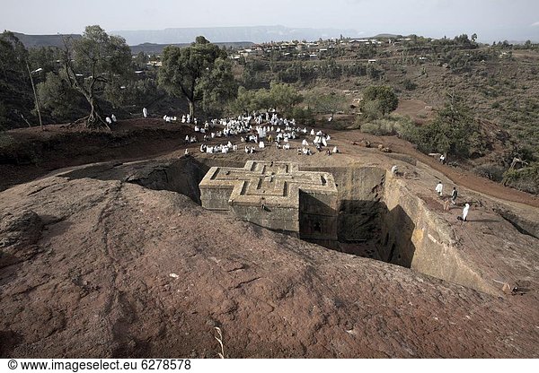 Sonntagsmesse wird an die Felskirchen Kirche von Bet Giyorgis (St. Georg)  gefeiert  in Lalibela  UNESCO Weltkulturerbe  Äthiopien  Afrika
