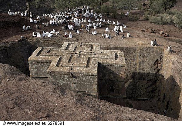 Sonntagsmesse wird an die Felskirchen Kirche von Bet Giyorgis (St. Georg)  gefeiert  in Lalibela  UNESCO Weltkulturerbe  Äthiopien  Afrika