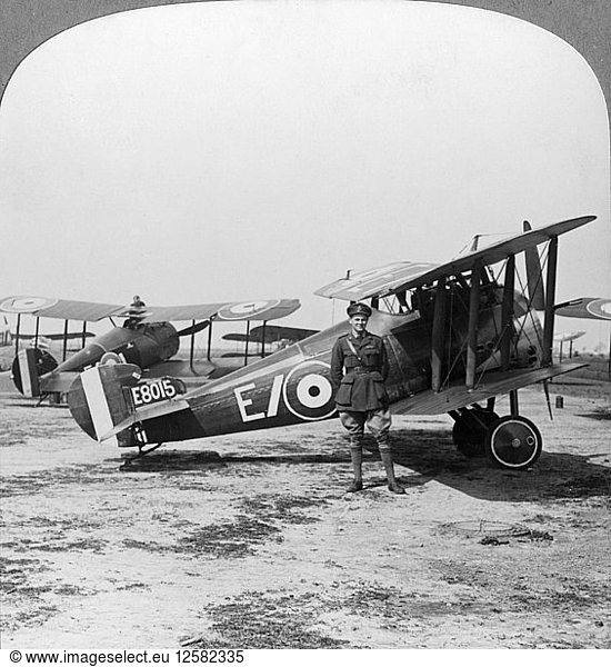 Sopwith Camel Flugzeug bereit für eine Patrouille über die deutschen Linien  Erster Weltkrieg  ca. 1917-c1918. Künstler: Realistic Travels Verlag