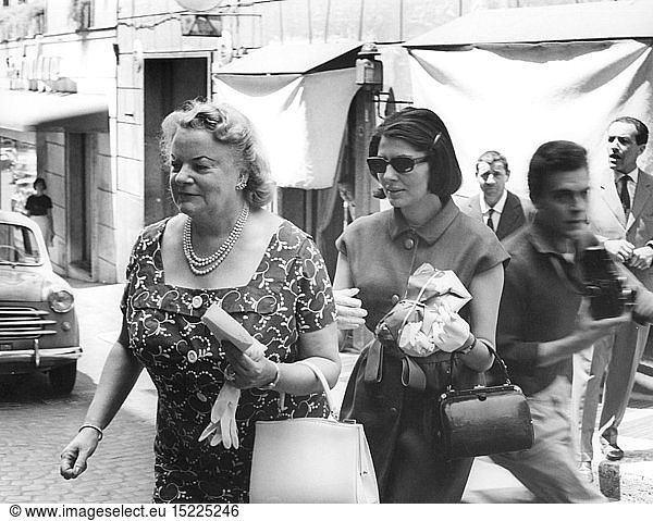 Soraya  22.6.1932 - 25.10.2001  Kaiserin von Persien 12.2.1951 - 6.4.1958  Halbfigur  mit ihrer Mutter Eva  Italien  1960er Jahre