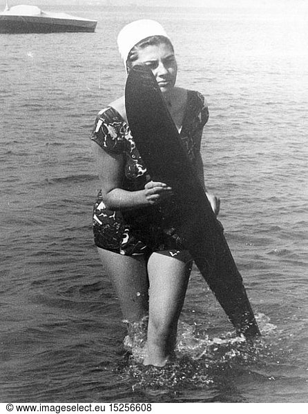 Soraya  22.6.1932 - 25.10.2001  Kaiserin von Persien 12.2.1951 - 6.4.1958  Halbfigur  Urlaub am Meer  Anfang 1960er Jahre