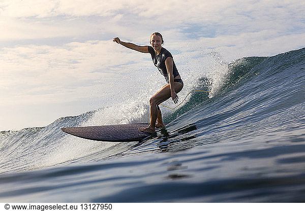 Sorglose Frau beim Surfen auf See