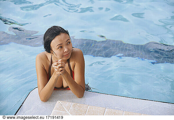 Sorglose Frau im Schwimmbad