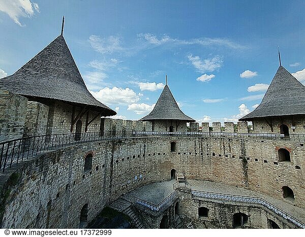 Soroca Festung Blick von innen. Alte militärische Festung  historisches Wahrzeichen in Soroca Stadt  Moldawien. Alte Steinmauern Befestigungen  Türme und Bastionen der mittelalterlichen Zitadelle