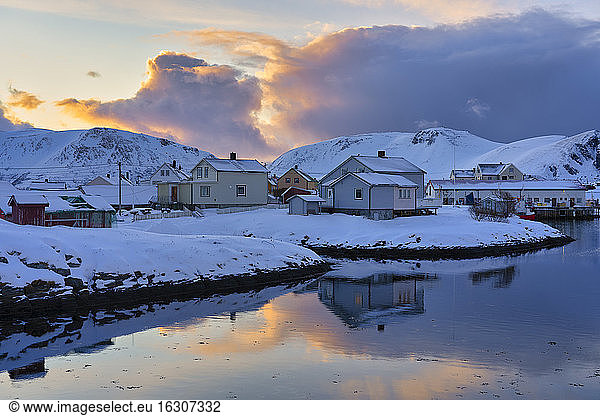 Sorvaer bei Sonnenaufgang  Insel Soroya  Norwegen