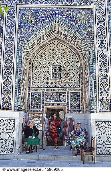 Souvenir stall in an ogival niche of Ulug'Bek-Medrese  Registan Square  Samarkand  Samarqand Province  Uzbekistan  Asia